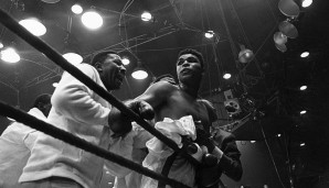 Der erste Kampf gegen Sonny Liston 1964. In der 6. Runde muss Liston verletzungsbedingt aufgeben