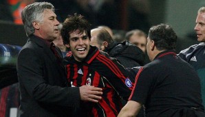 Und auch der hier bekam Instruktion von Ancelotti - offenbar mit Erfolg: Kaka freut sich auf diesem Bild mit seinem Trainer wie ein kleines Kind
