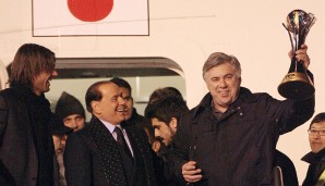 In der Reihe der Trophäen durfte auch die FIFA Klub-Weltmeisterschaft nicht fehlen. 2007 stemmte Ancelotti das Ding in den Nachthimmel am Flughafen und machte Berlusconi sichtlich glücklich