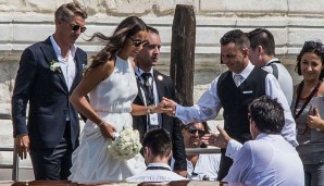 Tags zuvor war es noch legerer zugegangen. Hier verlässt das Brautpaar das Hotel zur standesamtlichen Trauung im Palazzo Cavalli