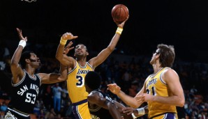 Wesentlich mehr Titel als Chamberlain und West holte Kareem Abdul-Jabbar während seiner Zeit in L.A. Zwischen 1975 und 1989 spielte Mr.Skyhook für die Lakers und holte fünf Titel. Auch seine #33 wird nicht mehr vergeben