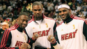 The Decision! Nicht zwei, nicht drei Titel usw. sollten es werden. Am Ende holten die Miami Heat um LeBron James, Dwyane Wade und Chris Bosh in den Jahren 2012 und 2013 den Titel. Allerdings setzte es auch Finals-Niederlagen gegen die Mavs und die Spurs