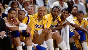 Showtime! Die Los Angeles Lakers der 80er Jahre elektrisierten die Massen. Coach Pat Riley hatte mit Magic Johnson, Kareem Abdul-Jabbar und James Worthy ein Trio der Extraklasse. Fünf Titel und acht Finals-Teilnahmen unterstreichen das eindrucksvoll