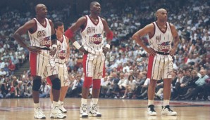Gescheitert! Die Houston Rockets stellen 1997 mit Hakeem Olajuwon, Clyde Drexler und Charles Barkley drei Hall of Famer auf das Parkett. Doch in den Conference Finals war gegen Utah Schluss. Zwei Titel hatten sie aber in MJs Abwesenheit ergattern können