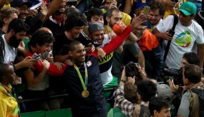 In Rio de Janeiro feierte Carmelo Anthony schließlich den Gewinn seiner dritten Goldmedaille. 2016 gewann Team USA gegen Serbien mehr als deutlich mit 96:66