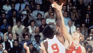 1972 war es soweit: Die USA wurden in München entthront. Das Finale ging mit 50:51 gegen die Sowjetunion verloren - die von einem Schiedsrichter-Skandal profitierten. Zweimal war die Zeit schon abgelaufen, bevor die Sowjets den Gamewinner trafen