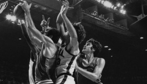 1976 dann wieder das gewohnte Bild: Gold für die USA um Mitch Kupchack in Montreal. Der 95:74-Finalsieg gegen Jugoslawien war deutlicher, als es dieses umkämpfte Bild erahnen lässt