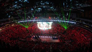 Ihre Spiele tragen die Clippers im Staples Center aus. Die 19.060 Zuschauer fassende Arena muss sich das Team jedoch mit den verhassten Lakers teilen