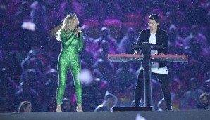 Eigentlich war an diesem Abend Samba angesagt, aber für das internationale Publikum hatte man noch ein Leckerli: DJ Kygo und die amerikanische Sängerin Julia Michaels. Sie trug ... grünes Geschenkpapier