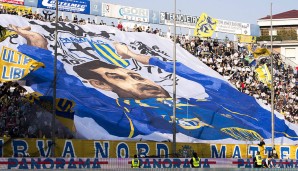 Die Fans des AC Parma gedenken einem verstorbenen Fan
