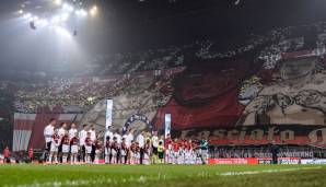 Zu sehen: Zwei stellvertretende Ultras der Curva neben dem Teufel. Darunter auf einem Banner zu lesen: "Wir haben dich nie verlassen." Gebracht hat es leider nur wenig. Milan verlor mit 0:2. Dennoch eine starke Aktion!