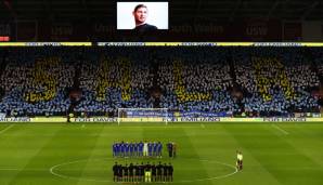 Beim ersten Heimspiel von Cardiff City gedachten die Fans dem tödlich verunglückten Emiliano Sala. Während der Schweigeminute ziert dessen Name in gelben Lettern die Fankurve, umrandet von den Farben der argentinischen Flagge.
