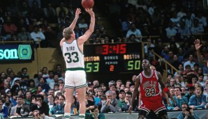 Bei den Celtics ist es gar nicht so einfach, eine freie Nummer zu finden: 21 Trikots hängen unter der Decke. Neben der #6 von Russell ist die #33 vom dreifachen Champion Larry Bird sicherlich die prominenteste