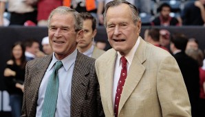 Politiker dürfen auch nicht fehlen unter den bekanntesten Fans. Ganz große Anhänger der Houston Texans sind etwa die früheren US-Präsidenten George H.W. Bush (r.) und sein Sohn George W. Bush