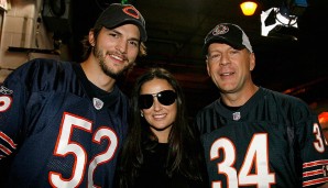"Da Bears" haben wohl keinen größeren Fan als Schauspieler Ashton Kutcher (l.), doch auch der andere Ex von Demi Moore (M.), Bruce Willis (r.) scheint es mit den Bears zu halten