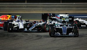 Bahrain: Hamilton kollidiert beim Start mit Bottas, fällt auf Platz 7 zurück. Rosberg fährt zum Sieg, Hamilton wird hinter Räikkönen noch Dritter. Der Deutsche hat in der WM 17 Punkte Vorsprung auf seinen Teamkollegen