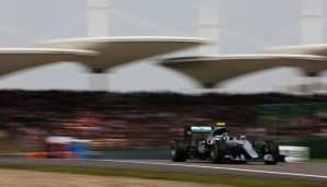 China: Ricciardo übernimmt beim Start die Führung, schlitzt sich aber den Reifen auf. Rosberg fährt zum Sieg. Hamilton startet nach Motorenwechsel von ganz hinten, fährt sich direkt den Frontflügel kaputt und wird Siebter. 36 Punkte Vorsprung für Rosberg