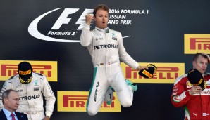 Russland: Vier von fünf Motorenteilen werden bei Hamilton getauscht - zehnter Startplatz. Eine frühe Safety-Car-Phase spült ihn nach vorn, der Brite wird Zweiter - hinter Rosberg. 43 WM-Punkte Vorsprung für den Deutschen