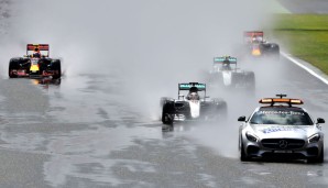 Großbritannien: Hamilton fährt dominant zum Sieg. Rosberg ereilen Getriebeprobleme, er bekommt vom Renningenieur Fahranweisungen, das ist verboten. Zeitstrafe, Verstappen rutscht vorbei, der Deutsche ist Dritter. Rosbergs WM-Vorsprung: 1 Punkt