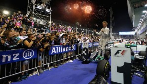 Singapur: Hattrick! Rosberg gewinnt beim 200. F1-Start trotz überhitzter Bremsen, Räikkönen und Hamilton dürfen je eine Runde führen. Der Weltmeister patzt beim Bremsen, erobert Platz 3 aber zurück. Rosberg liegt in der WM mit 8 Punkten Vorsprung vorn