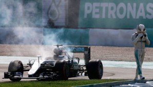 Malaysia: In Führung liegend scheidet Lewis Hamilton mit Motorschaden aus, nachdem Rosberg beim Start mit Vettel kollidiert war. Der Deutsche pflügt sich bis zum Ende bis Platz 3 vor. 23 Punkte Vorsprung für Rosberg in der WM