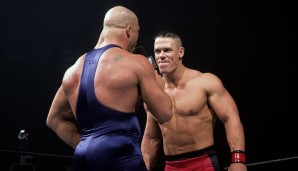 Im Juni 2002 dürften wohl nur die wenigstens Fans geahnt haben, wer da gerade mit Kurt Angle im Ring stand. Der Name des Newcomers? John Cena! Der Chaingang Commander sollte sich in den kommenden Jahren bis an die WWE-Spitze kämpfen - und die Fans spalten