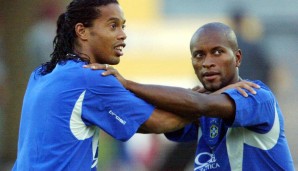 Bevor es mit seinen weiteren Stationen weitergeht, wollen wir einen Blick auf seine Karriere in der Selecao werfen. Hier sehen wir Ze im September 2003 mit Ronaldinho