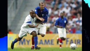 Im Mai 2004 im Zweikampf mit Zinedine Zidane im Freundschaftsspiel Frankreich gegen Brasilien. Zwischen 1997 und 2006 spielte Ze für die Selecao