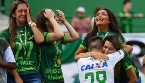 54 Tage nach der der verheerenden Flugzeug-Katastrophe hat der brasilianische Erstligist AF Chapecoense mit einem Freundschaftsspiel gegen Meister Palmeiras einen ersten großen Schritt zurück in die Normalität getan