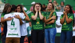 Der brasilianische Erstligist AF Chapecoense hat mit einem Freundschaftsspiel gegen Meister Palmeiras einen ersten großen Schritt zurück in die Normalität getan