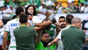 Vor rund 20.000 Zuschauern wurde zunächst die Copa-Sudamericana-Trophäe übergeben, die dem Team posthum verliehen worden war