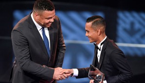 Stürmer-Legende Ronaldo überreichte dem malaysischen Spieler Mohd Faiz Subri den Puskas Award für das schönste Tor des Jahres