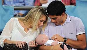 Privat findet Suarez sein Glück. Er heiratet im März 2009 seine Freundin Sofia Balbi. Im August 2010 wird er erstmals Vater. Seine Tochter trägt den Namen Delfina