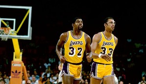 Cavs - Lakers, 1980: Zu Beginn der Showtime-Ära reiste Los Angeles nach Cleveland - ein Spiel, das Magic Johnson (30 Punkte) und Kareem Abdul-Jabbar (42 Punkte) so schnell nicht vergessen sollten. Nach vier Mal OT stand dennoch eine 153:154-Pleite
