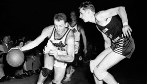 Olympians - Royals, 1951: An der Spitze steht das Duell zwischen Rochester und Indianapolis, bei dem erst die sechste Verlängerung die Entscheidung brachte. Der Entstand übrigens 75:73, es war halt eine andere Zeit. Und es waren 78 Minuten Basketball