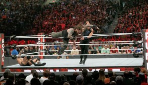 Die letzten drei im Ring: Reigns, Bray Wyatt und die Viper. Reigns machte mit Wyatt kurzen Prozess ...