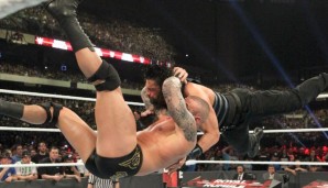 Aber beim Ansatz zum Spear packte Orton den RKO aus - natürlich "out of nowhere". Ein geschockter Reigns ging anschließend fliegen ...