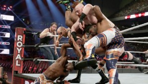 The New Day gab's im Rumble im Dreierpack - und im Dreierpack wurden sie dann auch von Sheamus und Cesaro aus dem Ring befördert