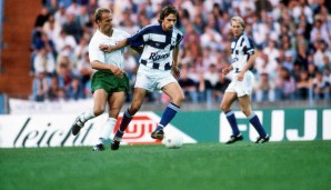 Mal vorweg: Was waren das bitte für Schalke-Trikots anno 1991? Egal. Alexander Borodjuk (M.) spielte lange für Königsblau, Tor Nr. 30.000 markierte er am 6. April 1994 allerdings für den SC Freiburg