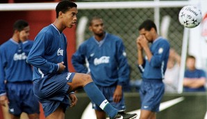 Mit 19 Jahren gab Ronaldinho sein Debüt für die Selecao, den Ball auch damals schon fest im Blick und gewann 1999 die Copa America