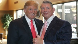 Auch Vince McMahon ist ein Freund Trumps und sorgte vor Jahren dafür, dass nun auch ein US-Präsident Mitglied in der Hall of Fame der WWE ist. Die Frau des WWE-Bosses ist eine aktive Politikerin - und wurde von Trump in sein Kabinett berufen