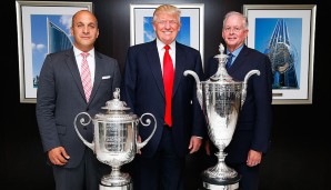 Passt - Golf ist schließlich der Sport des reichen Mannes. Wie immer zeigt sich die Elite gerne mit dem Trump: PGA-CEO Pete Bevacqua (l,) und PGA-of-America-President Ted Bishop (r.) kommen beim Lächeln nicht an Trump heran