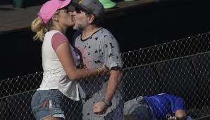 Statt Tennis gibt es nun Küsse und Liebe. Die Frage ist: Warum ballt Maradona seine Hand zu einer Faust?