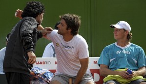 Einmal kurz Hallo sagen, darf natürlich nicht fehlen. Hier begrüßt Maradona Agustin Calleri (M.) und David Nalbandian (r.)