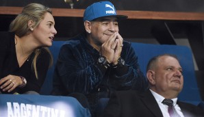 Warum Maradona hier so schmunzeln muss, ist nicht überliefert. Liegt es an seiner hübschen Freundin Rocio Oliva?