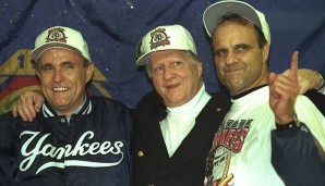 New York Yankees (1996-2000) - 4 Titel: Unter der Leitung des legendären Managers Joe Torre (r.) dominieren die Yankees das Ende des 20. Jahrhunderts unter Besitzer George M. Steinbrenner III (M.)