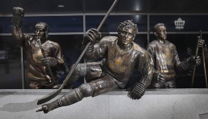 Toronto Maple Leafs (1946-51) - 4 Cups: Darryl Sittler (M.) ist inmitten der Legends Row vorm Air Canada Centre verewigt. Er war einer der Helden der Leafs nach dem zweiten Weltkrieg