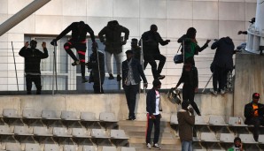 In der Schlussphase der Partie aber drangen Dutzende Personen über die Zäune und Sicherheitsabsperrungen des Stadions unbefugt in die Arena - wohl ohne gültige Eintrittskarten, wie die Daily Mail berichtet