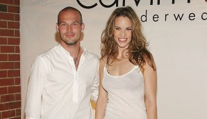 2004 ist er Gast auf der von Schauspielerin Hilary Swank veranstalteten Calvin-Klein-Underware-Party