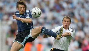 Neben den Duellen mit Polen wohl sein emotionalstes Länderspiel: Deutschland siegt im Viertelfinale nach Elfmeterschießen gegen Argentinien. Auch Podolski verwandelt